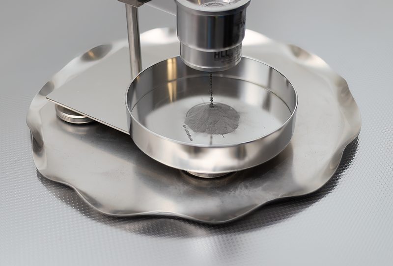 Metallinen näyteastia mikroskoopin alla laboratoriossa